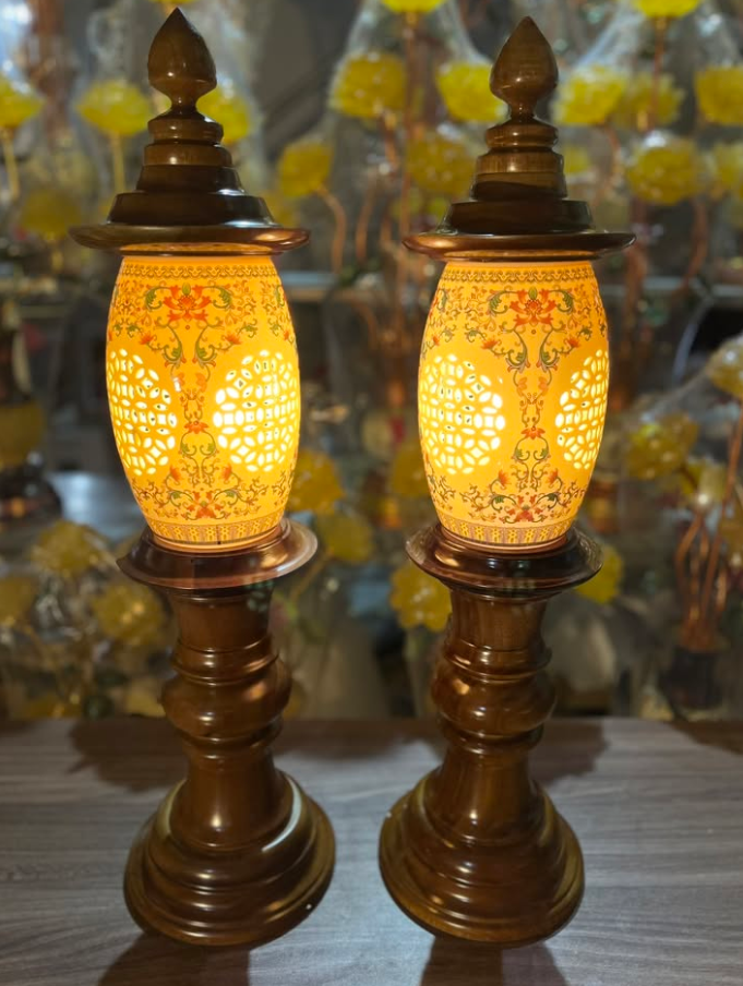 Đôi đèn thờ quả dứa đồng hun